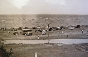 VED STRANDEN - LYSTRUP STRAND, sommerdag i 1950erne.jpg